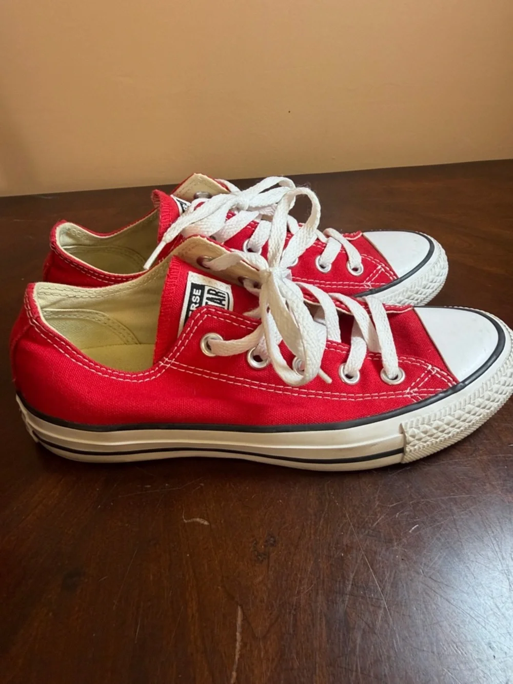 Converse Low Top Sneakers in‎ Red and White